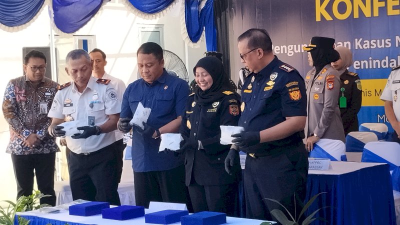 Kantor Pengawasan dan Pelayanan Bea dan Cukai (KPPBC) Tipe Madya Pabean B Makassar berhasil menggagalkan upaya penyelundupan narkotika golongan I jenis sabu (metamfetamin) jaringan internasional.