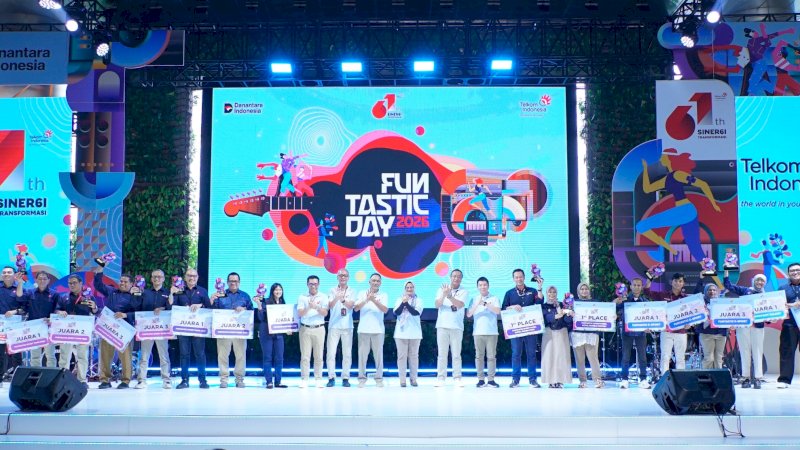 Direktur Utama Telkom Dian Siswarini bersama jajaran Direksi Telkom menyerahkan penghargaan kepada para pemenang berbagai kompetisi dalam rangkaian perayaan HUT ke-61 Telkom bertajuk Siner61 Transformasi &ndash; Funtastic Day 2026 di The Telkom Hub, Jakarta, Senin (6/7). Apresiasi ini menjadi bentuk penghargaan atas semangat kolaborasi, sportivitas, dan kreativitas insan TelkomGroup.