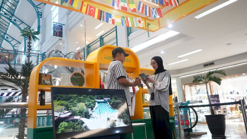 reopening booth di Lantai 2 Mal Ratu Indah (MaRI), Kallafriends memanfaatkan momentum global dengan mengusung tema "Pesta Bola Dunia 2026".