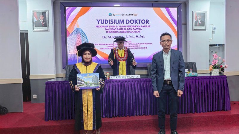 Kepala Sekolah Menengah Pertama (SMP) Islam Athirah Bukit Baruga, Suriana, resmi merengkuh gelar akademik tertinggi Doktor (S3) di bidang Ilmu Pendidikan Bahasa.