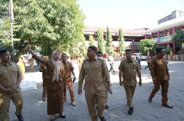 Antar Anak di Hari Pertama Sekolah, Appi Pantau MPLS di SD-SMP