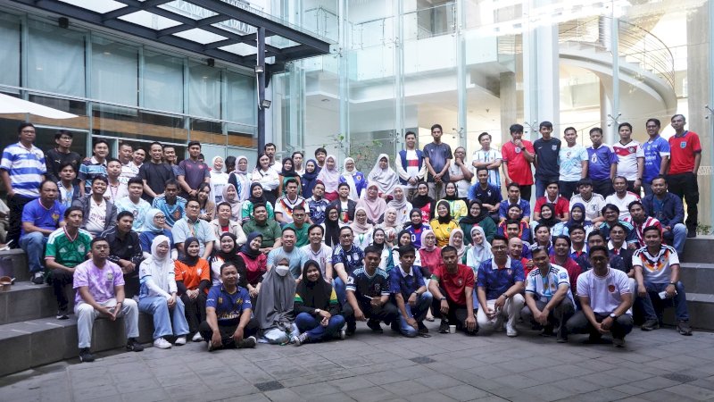 Karyawan KALLA kompak mengenakan  jersey tim favoritnya dalam ajang Piala Dunia 2026. Kegiatan ini merupakan bagian dari program Loving Monday at KALLA yang rutin dilaksanakan di lingkup perusahaan dengan tema yang berbeda-beda.