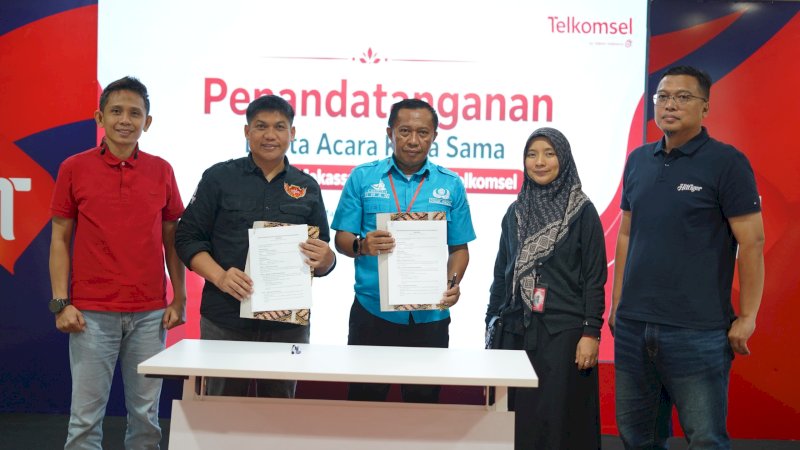 Telkomsel  bekerja sama dengan SMA Negeri 8 Makassar yang ditandai dengan penandatanganan MoUuntuk mendukung pembinaan Tim Futsal SMAN 8, salah satu tim futsal pelajar paling berprestasi di Indonesia.