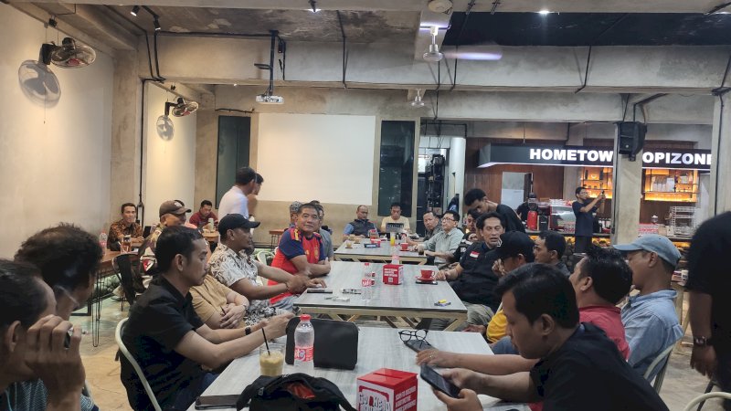 Pangdam Hasanuddin Silaturahmi dengan Masyarakat, Rayakan 26 Tahun Pernikahan dengan Bernyanyi Bersama