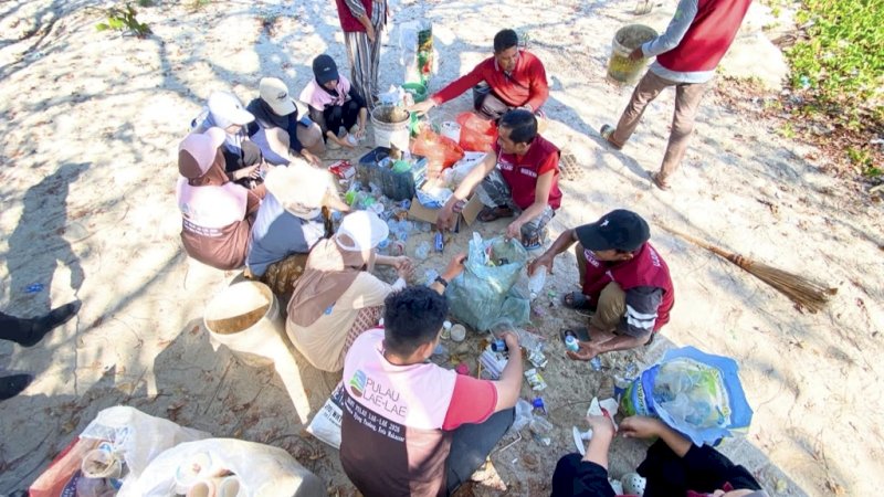 Gencarkan Gerakan Zero Sampah, Kecamatan Ujung Pandang Edukasi Warga Pulau Lae-Lae Pilah Sampah