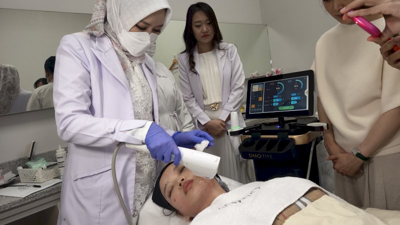 dr. Faradila Afrianti melakukan tindakan Multilayer Collagen Booster kepada pasien, minggu (19/7) 