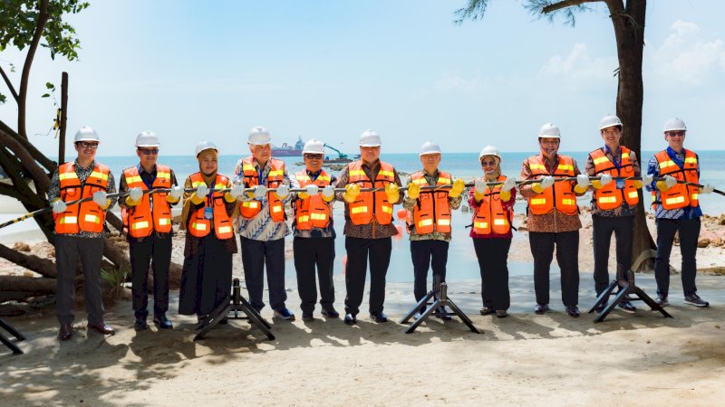 (Kiri ke kanan) Mike Wiluan (Chief Executive Officer Nongsa Digital Park), Setyanto Hantoro (Managing Director Business 2 Danantara Indonesia), Kartika Listriana (Direktur Jenderal Penataan Ruang Laut, Kementerian Kelautan dan Perikanan Republik Indonesia), Kris Wiluan (Chairman Citramas Group), Nyanyang Haris Pratamura (Wakil Gubernur Kepulauan Riau), Airlangga Hartarto (Menteri Koordinator Bidang Perekonomian Republik Indonesia), Gan Kim Yong (Wakil Perdana Menteri sekaligus Menteri Perdagangan dan Industri Singapura), Dian Siswarini (Direktur Utama Telkom Indonesia), Hotmangaraja Panjaitan (Duta Besar Republik Indonesia untuk Singapura), Andreas Sohmen-Pao (Chairman BW Group), dan Ludovic Hutier (Chief Executive Officer BW Digital) melakukan prosesi simbolis pendaratan kabel bawah laut Nongsa Changi Cable (NCC) di Batam, Senin (20/7). Kolaborasi strategis ini memperkuat koridor digital Indonesia&ndash;Singapura sekaligus mendorong pengembangan ekosistem digital regional melalui infrastruk