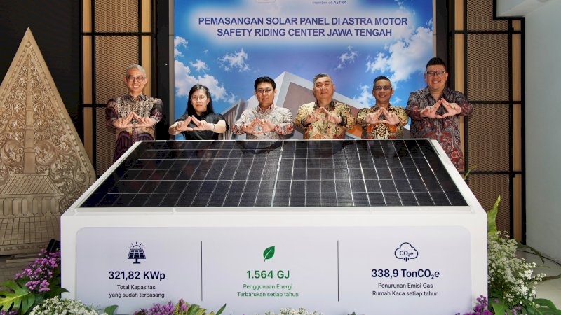 AMGreeners_01:
Chief Executive Astra Motor Robien Tony (ketiga dari kiri) dan Chief Operating Officer Budi Astono (ketiga dari kanan) meresmikan pemasangan penggunaan sistem Solar Photovoltaic (Solar PV) berkapasitas 40 kilowatt peak (kWp) di Astra Motor Safety Riding Center Jawa Tengah (15/06/2026). Peresmian ini pun turut disertai oleh Marketing Division Head Ronny Agustinus (kiri), Finance and Administration Division head Astra Motor Linda Yunita Harjo (kedua dari kiri), Retail Division Head Agoes Setiawan (kedua dari kanan), dan Operational Division Head Arnanto Gunara (kanan)