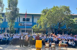 Astra Motor Sulsel Gandeng UMKM KT Cokonuri Edukasi 150 Siswa SMPN 40 Makassar Pilah Sampah