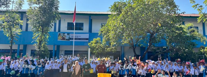 Astra Motor Sulsel Gandeng UMKM KT Cokonuri Edukasi 150 Siswa SMPN 40 Makassar Pilah Sampah