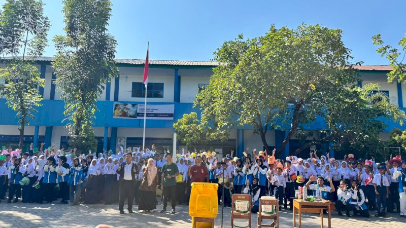 Astra Motor Sulawesi Selatan (Asmo Sulsel) menggandeng UMKM binaan KT Cokonuri untuk memberikan edukasi pemilahan sampah kepada sekitar 150 siswa baru SMP Negeri 40 Makassar