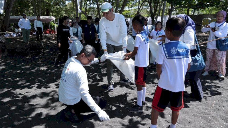 Kegiatan yang berlangsung pada 18 Juli 2026 itu melibatkan kolaborasi lintas sektor, mulai dari Dinas Lingkungan Hidup, Dinas Pendidikan dan Kebudayaan, Kantor Kesyahbandaran dan Otoritas Pelabuhan (KSOP), pemerintah kelurahan, PKK, komunitas lingkungan, masyarakat, hingga siswa sekolah dasa