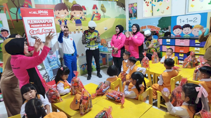 Hari Anak Nasional 2026, Astra Motor Sulawesi Selatan (Asmo Sulsel) mengajak sekitar 40 siswa TK Kemala Bhayangkari 07 Gowa beserta orang tua mereka untuk memahami pentingnya keselamatan saat menggunakan sepeda motor.