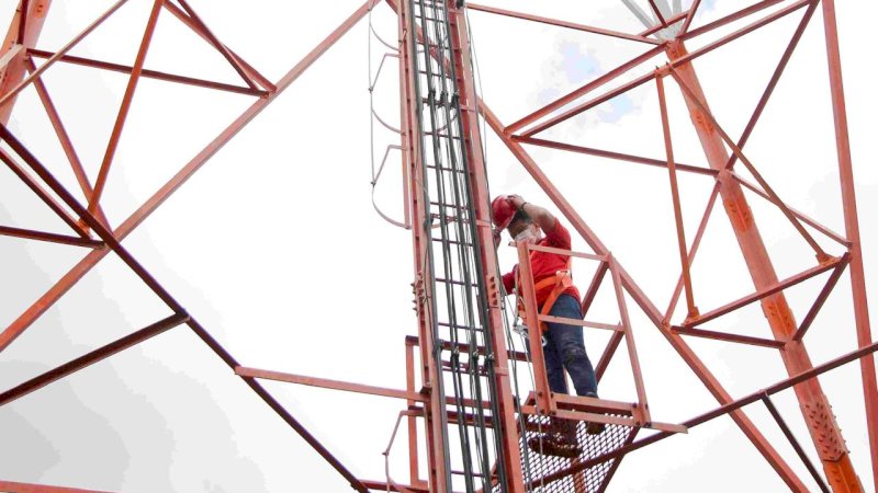 Telkomsel Komitmen Optimalkan Spektrum 700 MHz dan 2,6 GHz_1A-1D: Telkomsel mengapresiasi Kementerian Komunikasi dan Digital Republik Indonesia (Kemkomdigi) atas hasil Seleksi Pengguna Pita Frekuensi Radio dengan perolehan total alokasi spektrum terbesar sebanyak 100 MHz, 2x10 MHz pada pita 700 MHz dan 80 MHz pada pita 2,6 GHz. Perolehan spektrum tersebut akan digunakan secara optimal dan bertahap sesuai dengan kebutuhan masyarakat dalam rangka mendukung program pemerintah menghadirkan konektivitas digital yang semakin cepat, andal, merata, dan inklusif bagi masyarakat Indonesia.