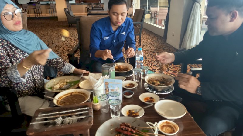 Pengunjung sedang menikmati menu baru Claypot ala Swissbelin Panakkukang 