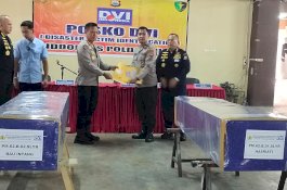 Berhasil Diidentifikasi, Biddokkes Polda Sulsel Serahkan Dua Korban Laka Laut KM. Nurul Salsa ke Polres Selayar 