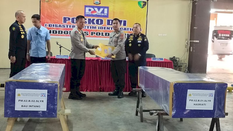 Berhasil Diidentifikasi, Biddokkes Polda Sulsel Serahkan Dua Korban Laka Laut KM. Nurul Salsa ke Polres Selayar 