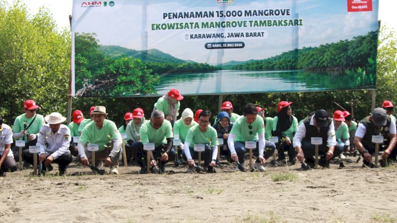 Penanaman yang berlangsung pada Rabu (22/7/2026) itu menjadi bagian dari upaya rehabilitasi kawasan pesisir sekaligus memperkuat ketahanan lingkungan terhadap dampak perubahan iklim.