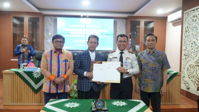 Nota kesepahaman (MoU) ditandatangani Rektor Unismuh Makassar, Dr. Ir. Abd. Rakhim Nanda, S.T., M.T., IPU, bersama Kepala Bapas Kelas I Makassar, Surianto, di Ruang Teater I-Gift Unismuh Makassar, Sabtu (25/7/2026).