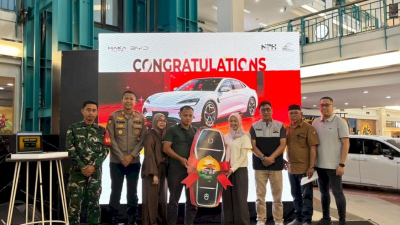 Kalla Property resmi menobatkan Achmad Muhammad sebagai pemenang hadiah utama berupa 1 unit mobil listrik premium BYD Seal Performance 2025 4x4 A/T warna Shark Grey.