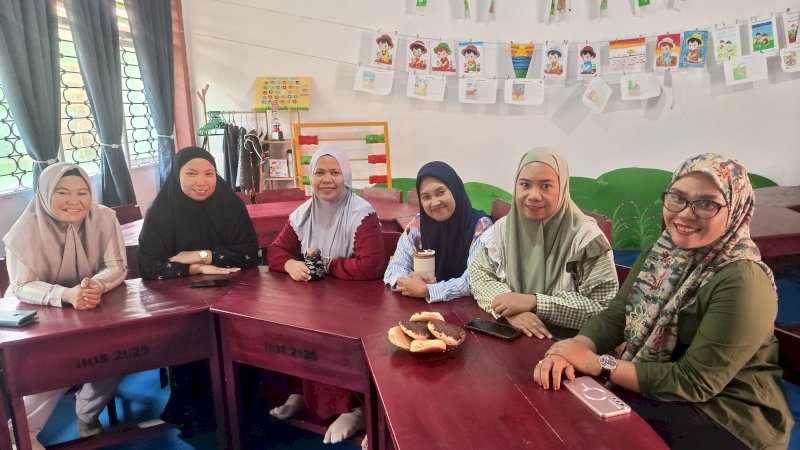 Kepala UPT SPF SD Inpres (SDI) Hartaco Indah bersama PELOPOR (Persatuan Lingkar Orang Tua Siswa Peduli Pendidikan)