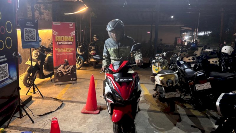 Asmo sulsel Gelar Mini Regional Public Exhibition New Honda Vario Evo 160 di Caaryawan de Cafe Kendari, Sulawesi Tenggara, pengunjung melakukan test ride, pada 26&ndash;27 Juli 2026.