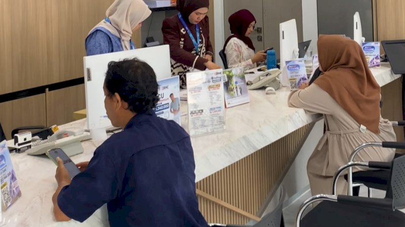 Klinik Utama RMC beroperasi pada:
​Hari Operational: Senin &ndash; Jumat (08.00&ndash;22.00 WITA) & Sabtu (08.00&ndash;21.00 WITA)  
​Alamat: Jl. Dr. Sam Ratulangi No. 28, Makassar  
​Reservasi & Layanan Informasi: WhatsApp / Telepon 0853 6666 1618  
​Situs Web & Media Sosial: Instagram @klinikrmc.makassar | ratulangimedicalcenter.com  