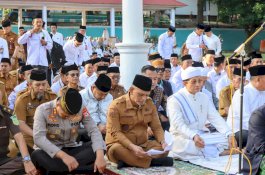 Kemarau Melanda, Pemkab Wajo Gelar Salat Istisqa, Ratusan Jamaah Berdoa Memohon Hujan