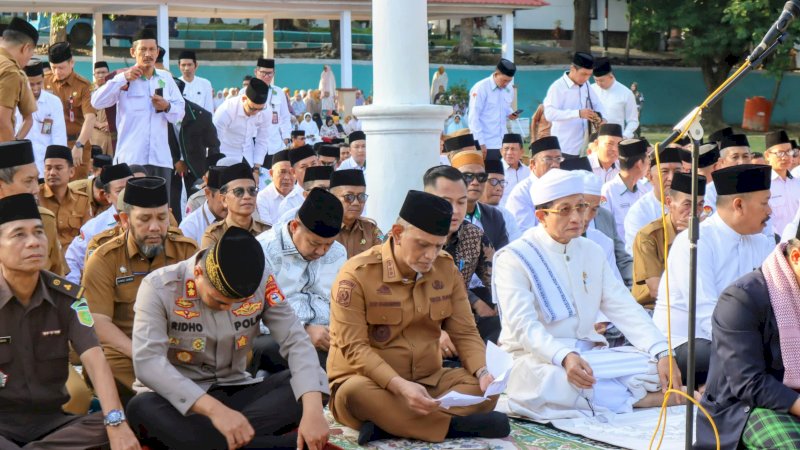 Kemarau Melanda, Pemkab Wajo Gelar Salat Istisqa, Ratusan Jamaah Berdoa Memohon Hujan
