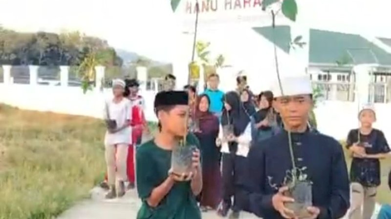 Dalam aksi lingkungan ini, lebih dari 100 murid dari jenjang PAUD, SD, SMP, hingga SMA diwajibkan menanam masing-masing tiga pohon.