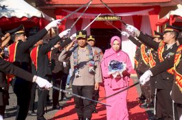 Kapolres Wajo Baru AKBP Diouglas Mahendrajaya Disambut Jajar Kehormatan dan Tari Padduppa