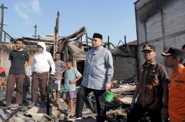 Appi dan Ketua TP PKK Kota Makassar Tinjau Lokasi Kebakaran Tallo