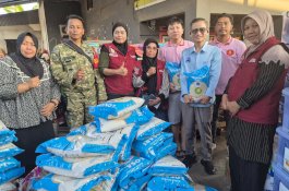 KCBI dan WALUBI Sulsel Salurkan Bantuan Paket Beras untuk Korban Kebakaran Tallo Makassar