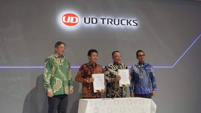 Penandatanganan Kontrak Servis Maintenance Critical Parts (MCP) oleh Bambang Widjanarko (Chief Executive Astra UD Trucks) dan Juan Tarigan (Direktur Utama PT Trans Migasindo) yang disaksikan oleh Johan Kleinsteuber (President Director UD Trucks Indonesia) serta Hari Purnomo (Direktur Optimasi Hilir & Distribusi PT Pertamina Patra Niaga)