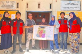 Mahasiswa KKN Unhas Serahkan Peta Jalur Persampahan PETASAH untuk Dukung Pengelolaan Sampah di Kampung Pisang