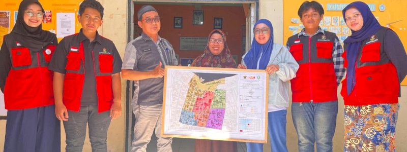 Mahasiswa KKN Unhas Serahkan Peta Jalur Persampahan PETASAH untuk Dukung Pengelolaan Sampah di Kampung Pisang