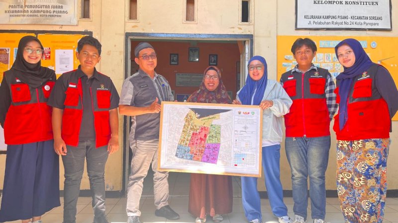 Mahasiswa KKN Unhas Serahkan Peta Jalur Persampahan PETASAH untuk Dukung Pengelolaan Sampah di Kampung Pisang