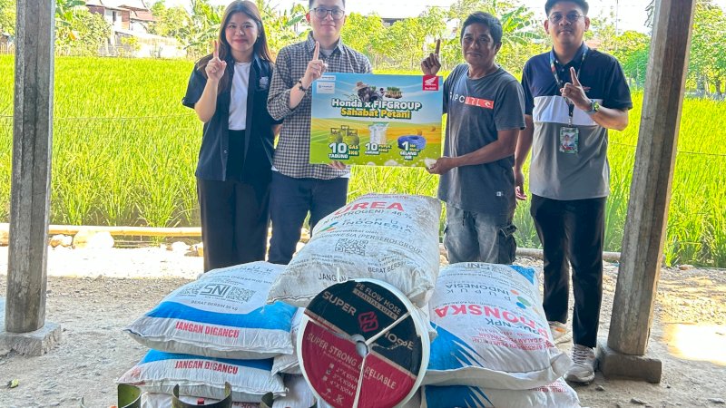 Astra Motor Sulawesi Selatan (Asmo Sulsel) bersama FIFGroup menyalurkan bantuan kontribusi sosial kepada masyarakat petani di Kecamatan Watang Sidenreng, Kabupaten Sidrap, Sabtu (8/8).