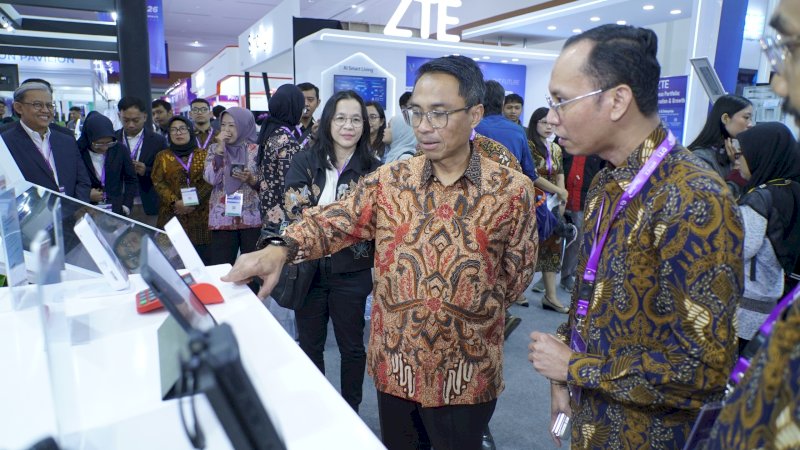 Direktur IT Digital Telkom Faizal Rochmad Djoemadi mengunjungi AI Zone Telkom pada DTI-CX 2026 untuk melihat langsung kapabilitas AIcosystem, termasuk Omni Communication Assistant (OCA). Solusi berbasis AI ini dirancang untuk membantu perusahaan meningkatkan efisiensi operasional sekaligus menghadirkan pengalaman pelanggan yang lebih responsif