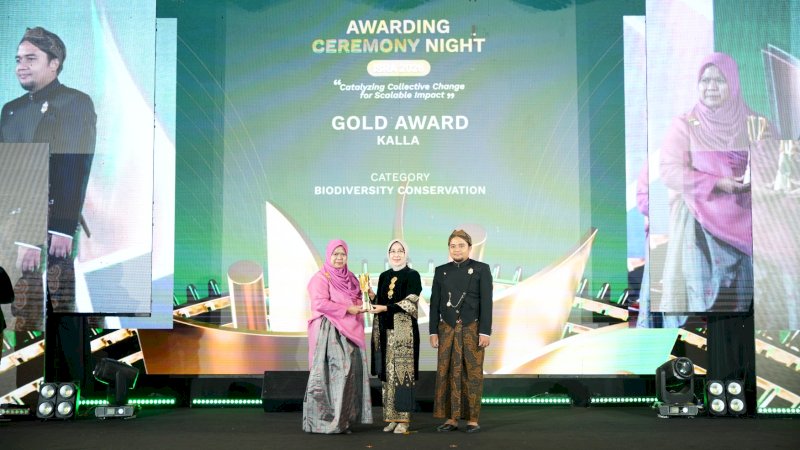 Mewakili manejemen KALLA, Andi Nuraisyah selaku Sustainability Management Senior Officer menerima penghargaan Gold untuk kategori Biodiversity Conservation dalam Awarding Ceremony Night ISRA 2026 di Swiss-Bell Hotel Surakarta, Kamis (6/8/2026) lalu.