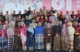 Wali Kota Makassar Pimpin Penurunan Bendera HUT RI ke-81 dengan Balutan Pakaian Adat Bugis