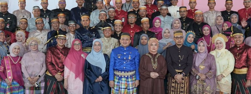 Wali Kota Makassar Pimpin Penurunan Bendera HUT RI ke-81 dengan Balutan Pakaian Adat Bugis