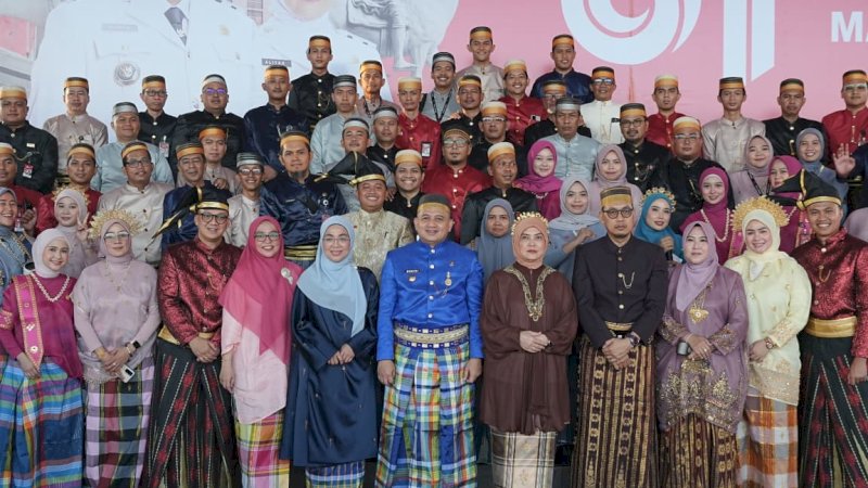 Wali Kota Makassar Pimpin Penurunan Bendera HUT RI ke-81 dengan Balutan Pakaian Adat Bugis