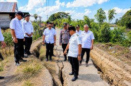Bupati Wajo Andi Rosman Tinjau Lokasi Longsor Warasalae