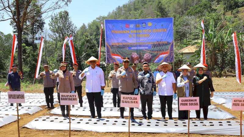 Kapolda Sulsel Hadiri Penanaman Serentak Bawang Putih dan Ground Breaking Gudang Ketahanan Pangan Polri di Bantaeng