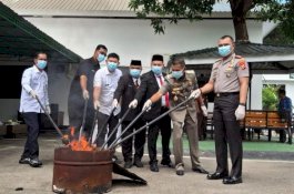 Sinergitas Pemkab Bersama Kejari Bantaeng Musnahkan Barang Bukti Perkara Tindak Pidana