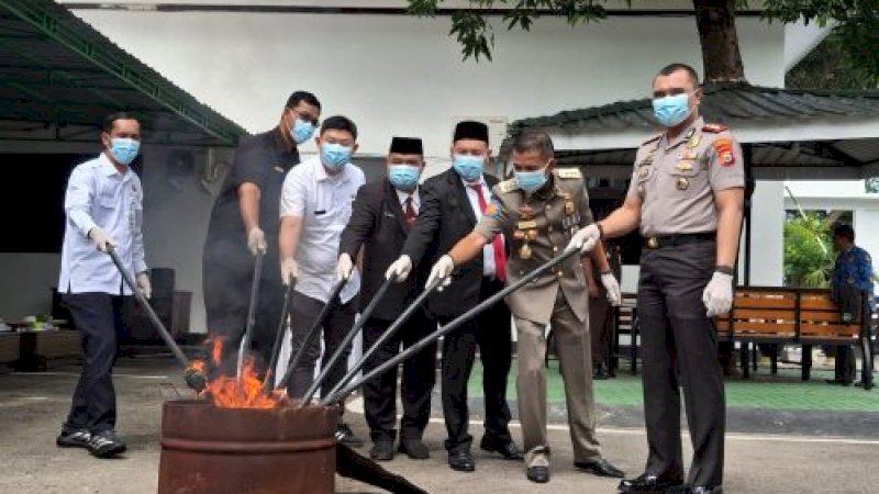 Sinergitas Pemkab Bersama Kejari Bantaeng Musnahkan Barang Bukti Perkara Tindak Pidana