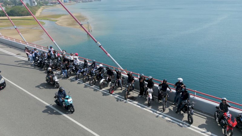 Pesona Jembatan Merah Putih (JMP) sebagai salah satu ikon kebanggaan Pariwisata Ambon kembali menjadi latar keindahan aktivitas city touring.