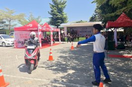 Pelajar SMKN 3 Takalar Jajal Sensasi Berkendara Honda PCX di Honda Hype School