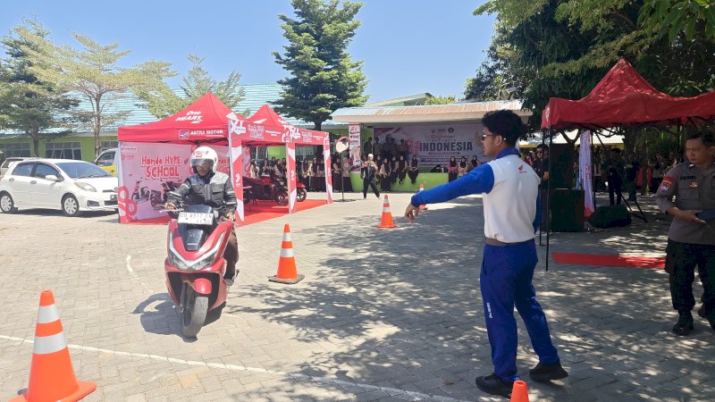 Rangkaian roadshow Honda Hype School milik Astra Motor Sulawesi Selatan (Asmo Sulsel) menghadirkan riding test langsung di area sekolah.